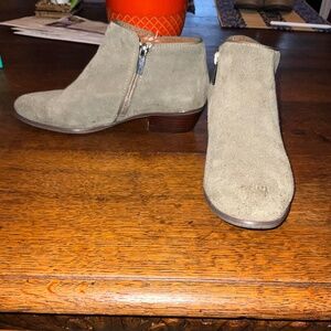 Crown Vintage “Tabitha”  Women’s Grayish Green 6.5M Ankle Boot